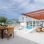 Modern Villa With Swimming Pool - Penthouse